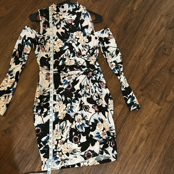 Women’s Guess Cold Shoulder Floral Patterned Dress. Size Small - Picture 6 of 10